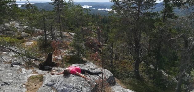 shavasana-kalliolla-nautiskellen